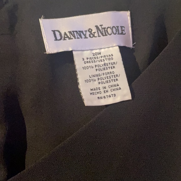 DANNY & NICOLE V NECK, SLEEVELESS DRESS - Picture 4 of 5